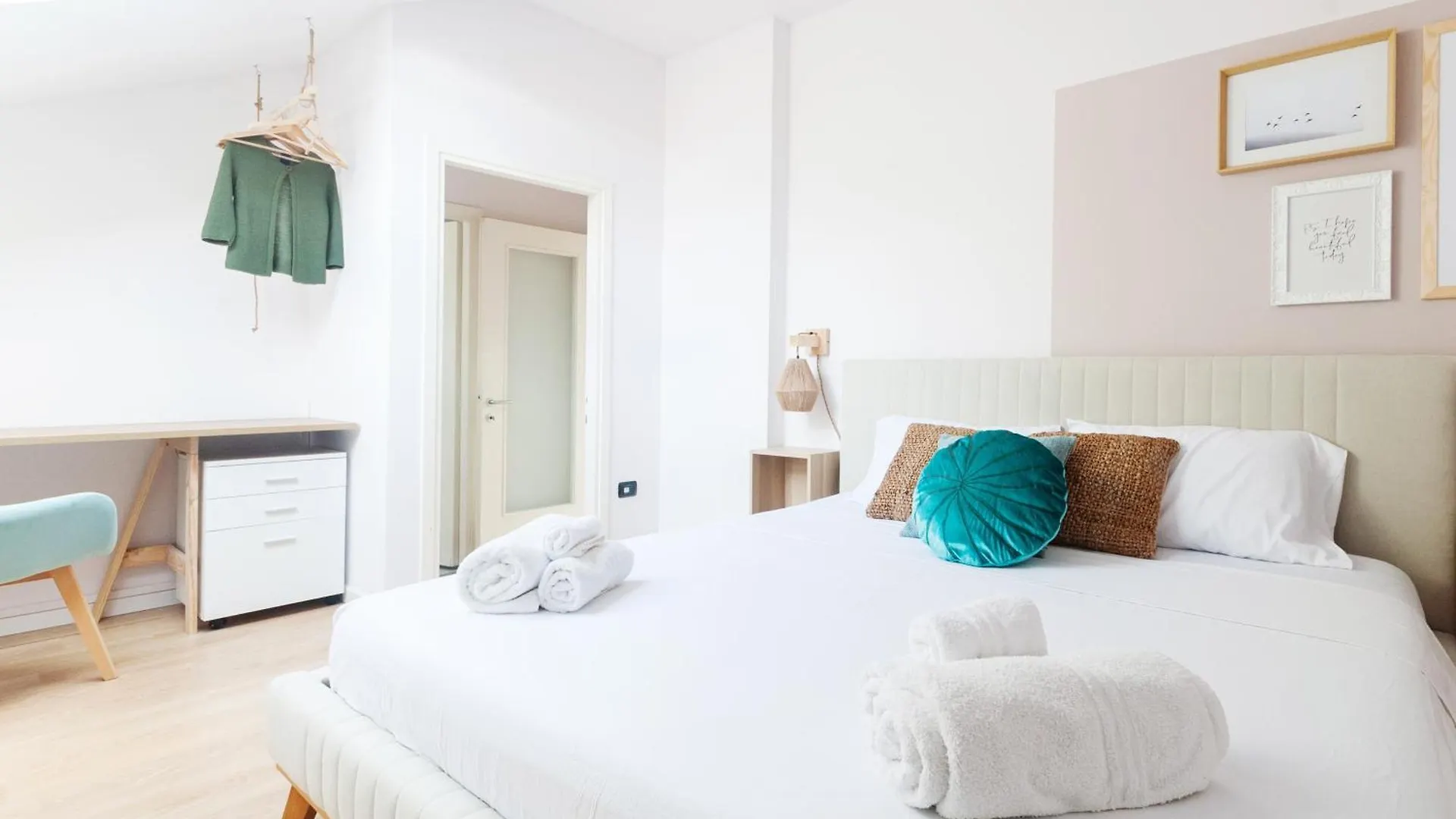 The Lake Suite Fiumelatte - Lake Front Apartment