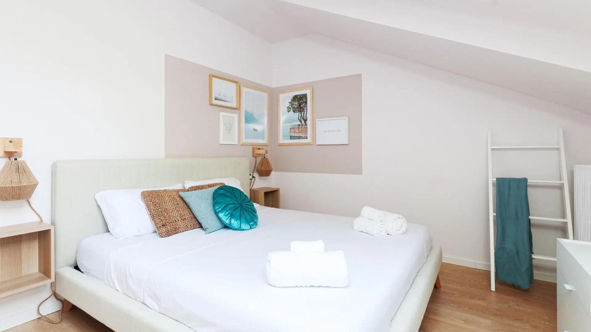 The Lake Suite Fiumelatte - Lake Front Apartment 0*,  Italia