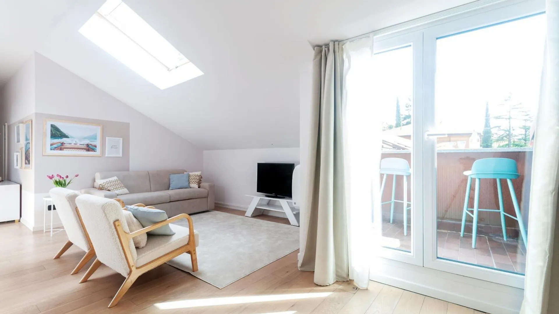 The Lake Suite Fiumelatte - Lake Front Apartment Italia
